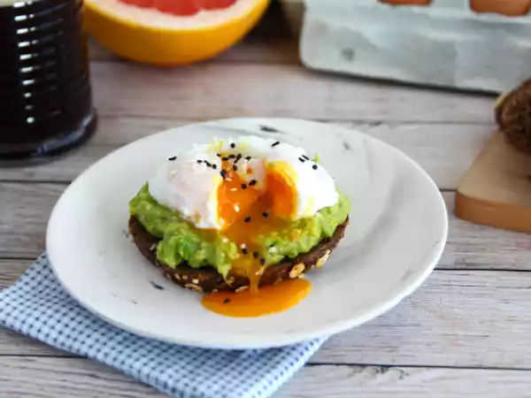 Receita Ovo poche com creme de abacate