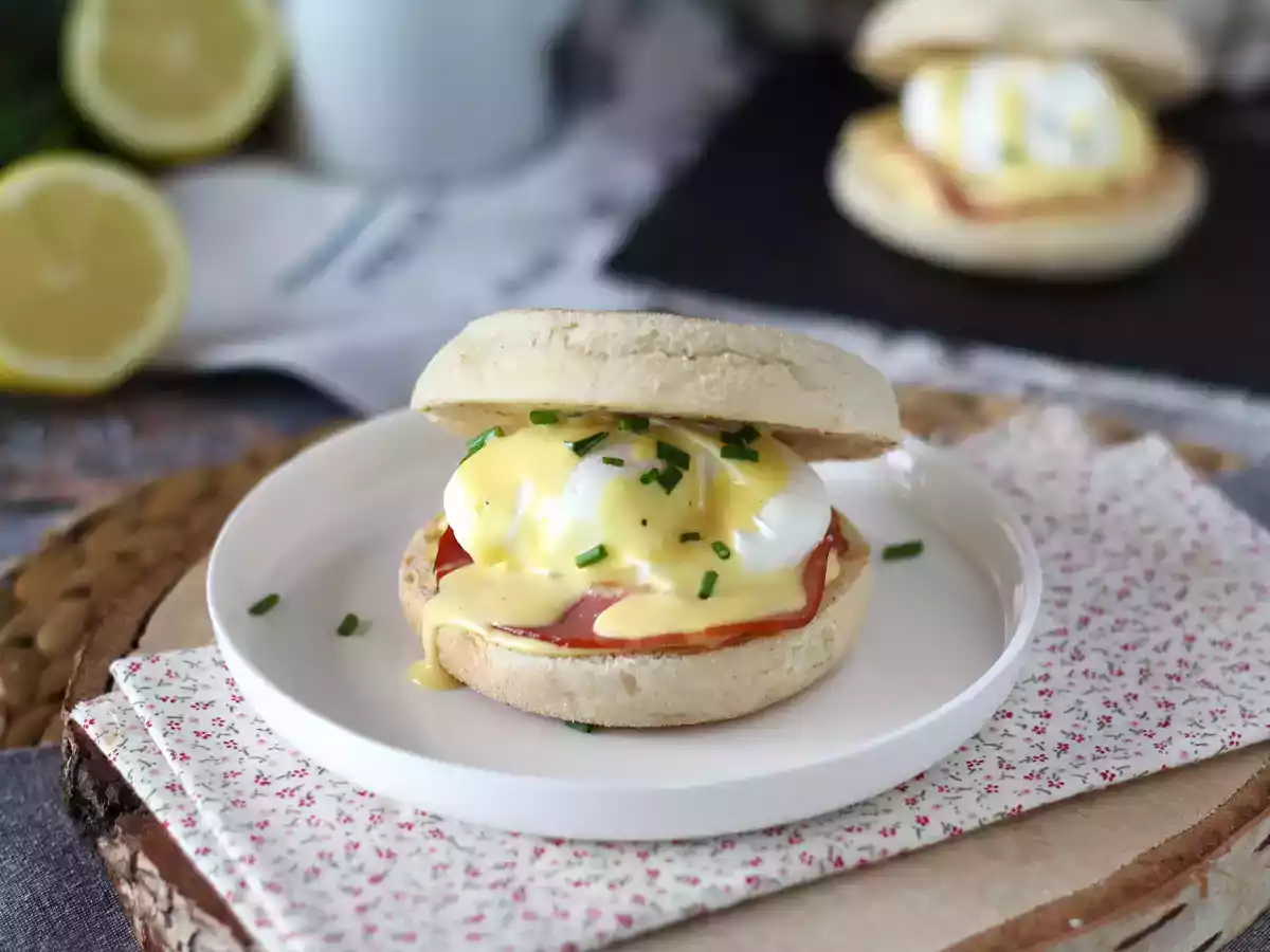 Ovos benedict (ovos beneditinos): a famosa receita dos filmes servidos no café da manhã - foto 3