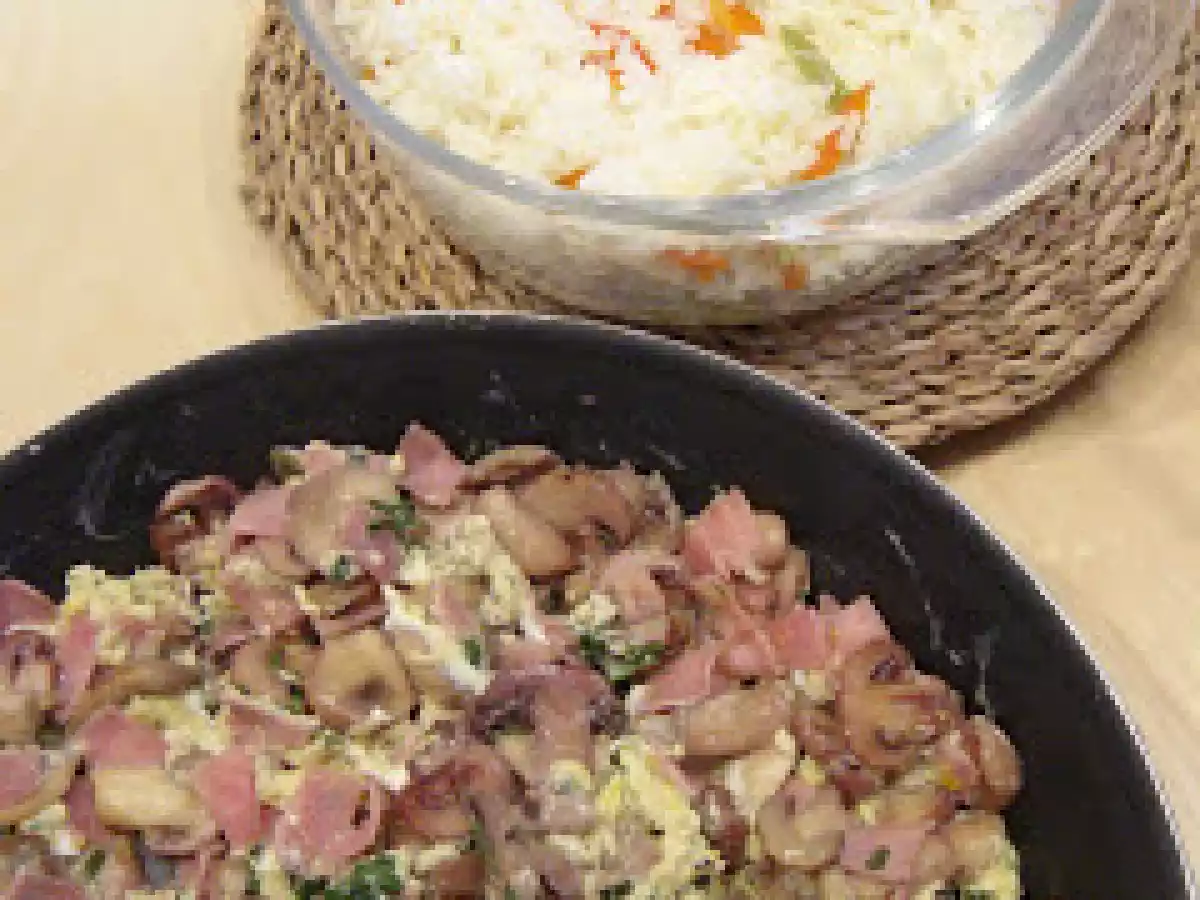 Ovos, cogumelos, fiambre com arroz de pimentos