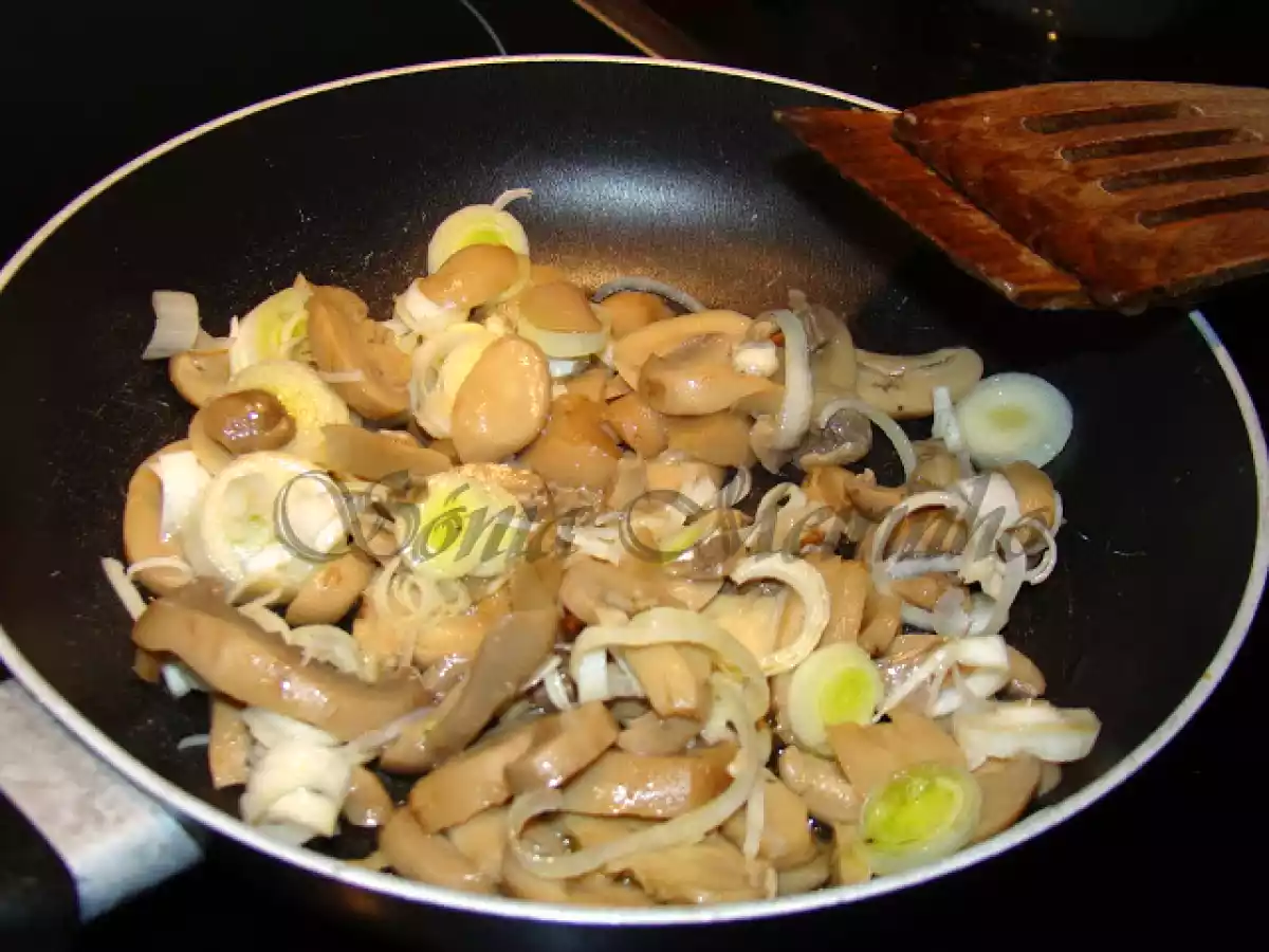 Ovos mexidos com Alho Francês, Cogumelos e Delícias do Mar / Mini pizzas folhadas - foto 3