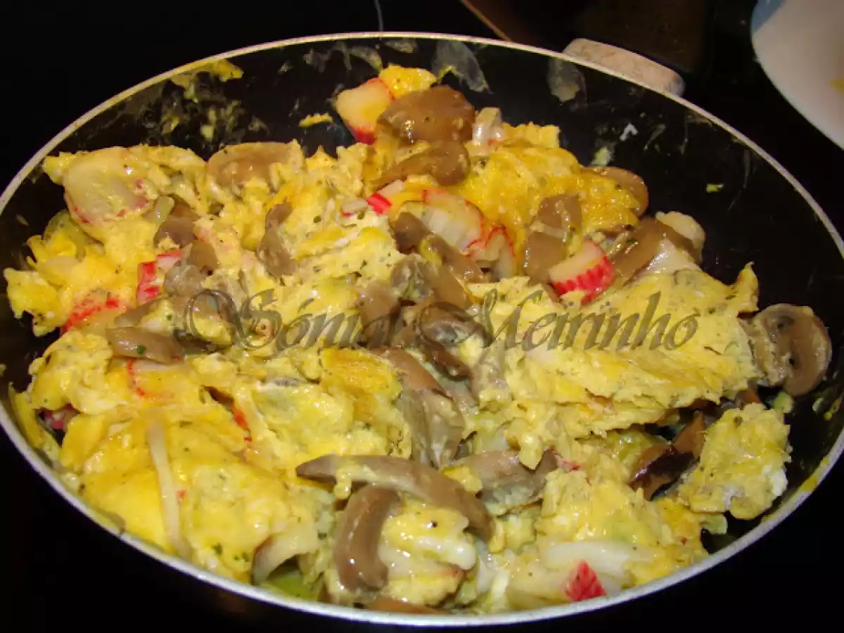Ovos mexidos com Alho Francês, Cogumelos e Delícias do Mar / Mini pizzas folhadas - foto 5