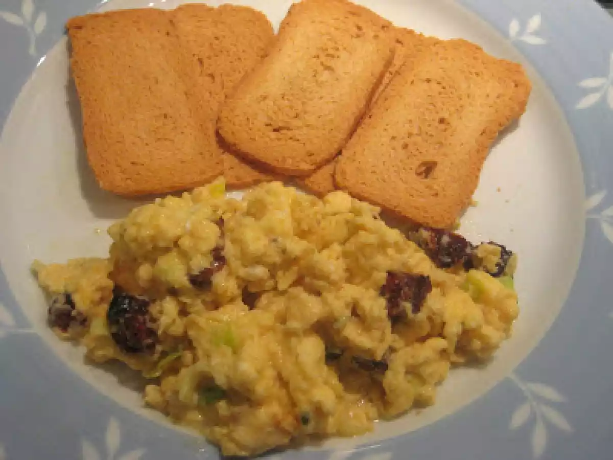 Ovos mexidos com alho francês e tomate seco - para os que ficam em casa no Friday Night