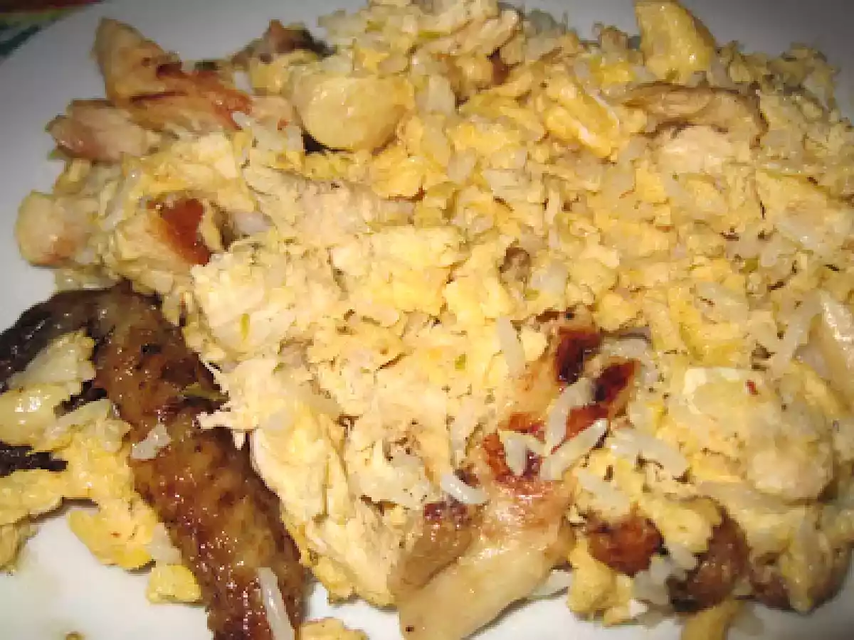 Ovos mexidos com arroz e frango - aproveitamento