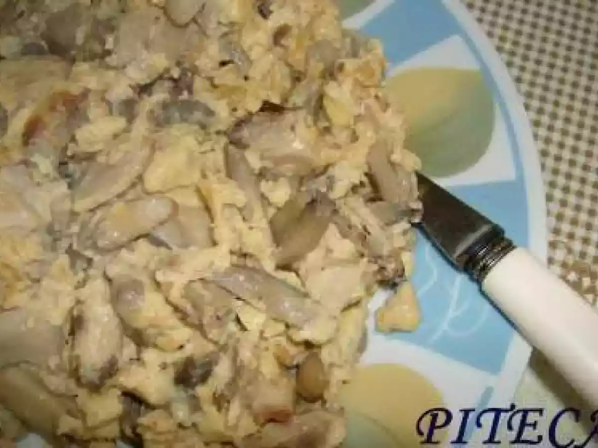 Ovos mexidos com carne, cogumelos e queijo