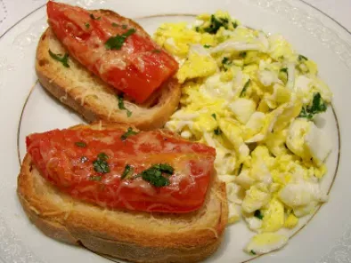 Ovos mexidos com ervas frescas e torrada com tomate