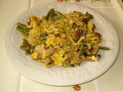 Ovos mexidos com espargos e cogumelos com pão de alho