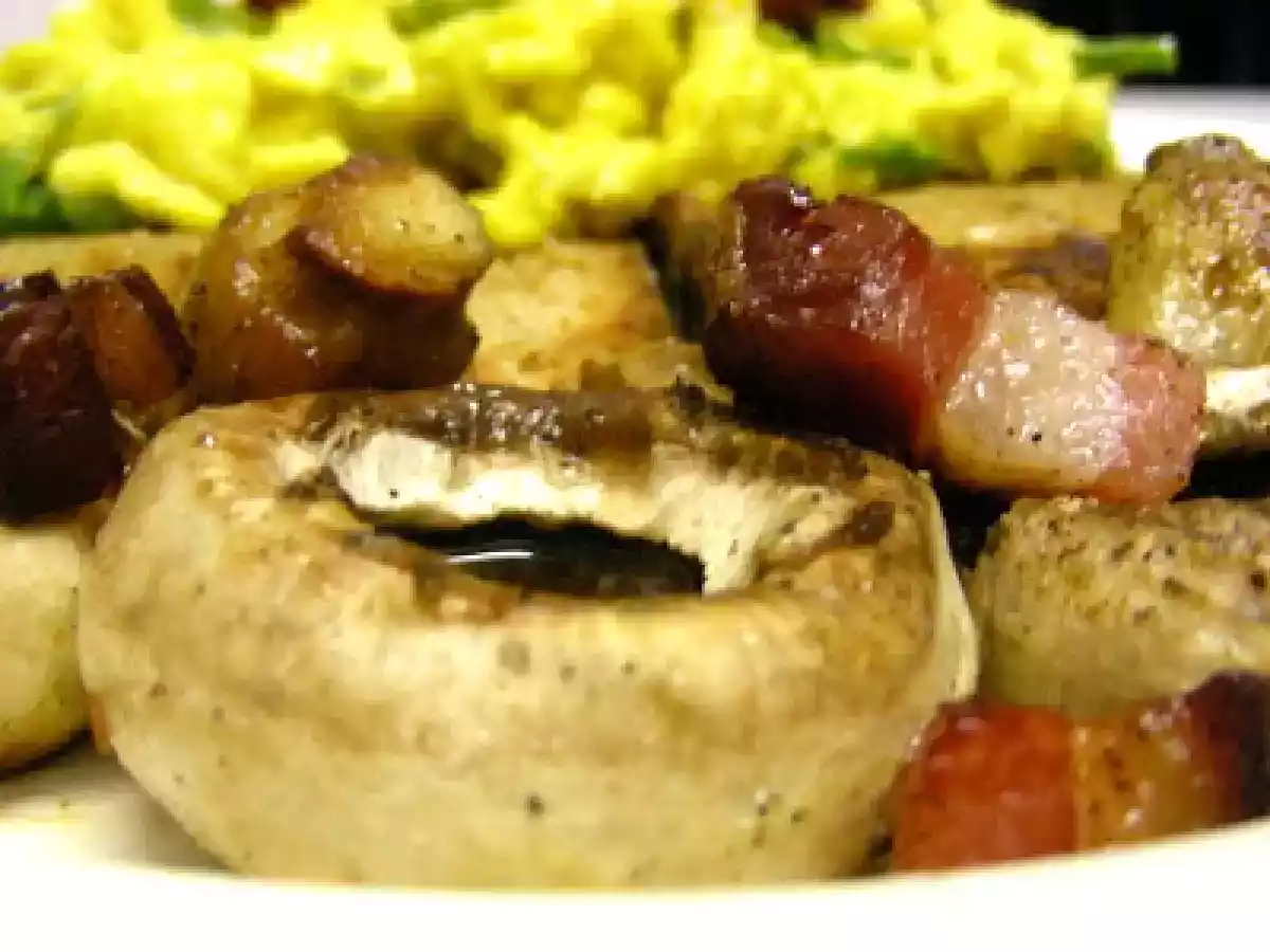 Ovos mexidos com espargos selvagens, cogumelos com bacon