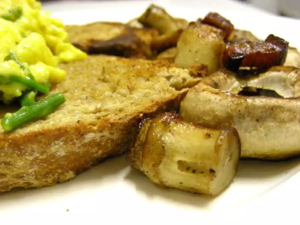 Ovos mexidos com espargos selvagens, cogumelos com bacon - foto 2