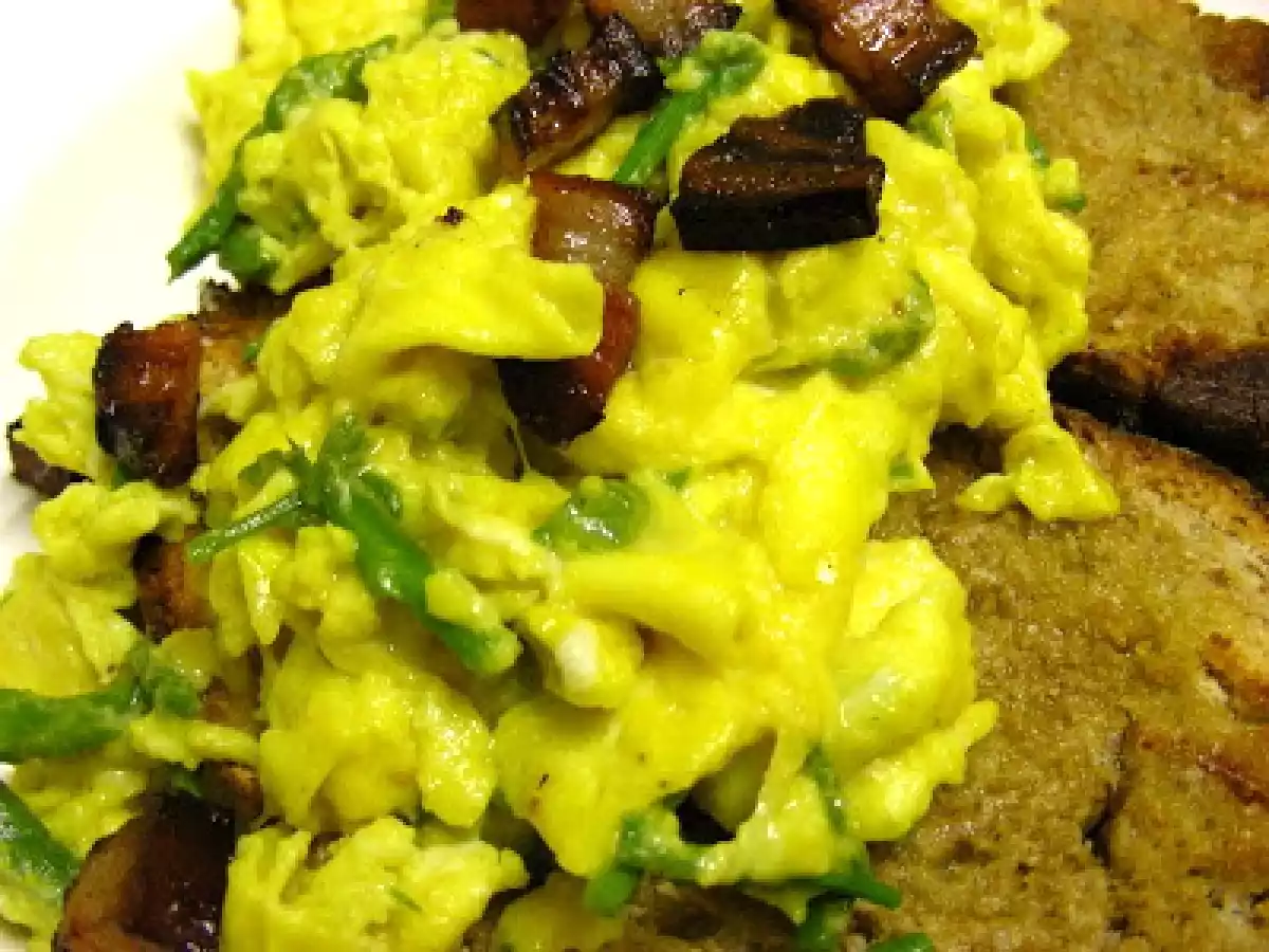 Ovos mexidos com espargos selvagens, cogumelos com bacon - foto 4