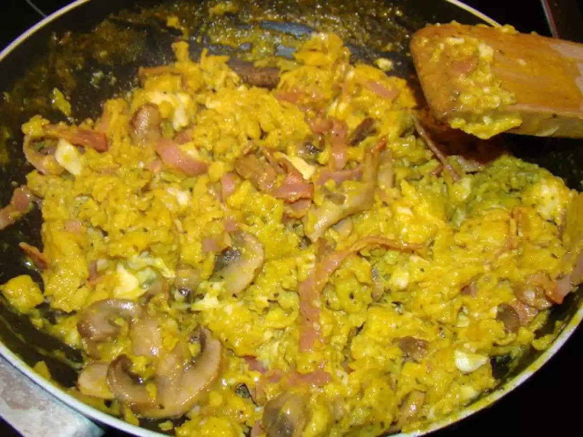 Ovos Mexidos com Presunto Rolado Fatiado e Cogumelos - foto 4