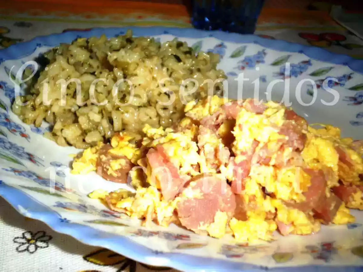 Ovos mexidos com salsichas, fiambre e queijo