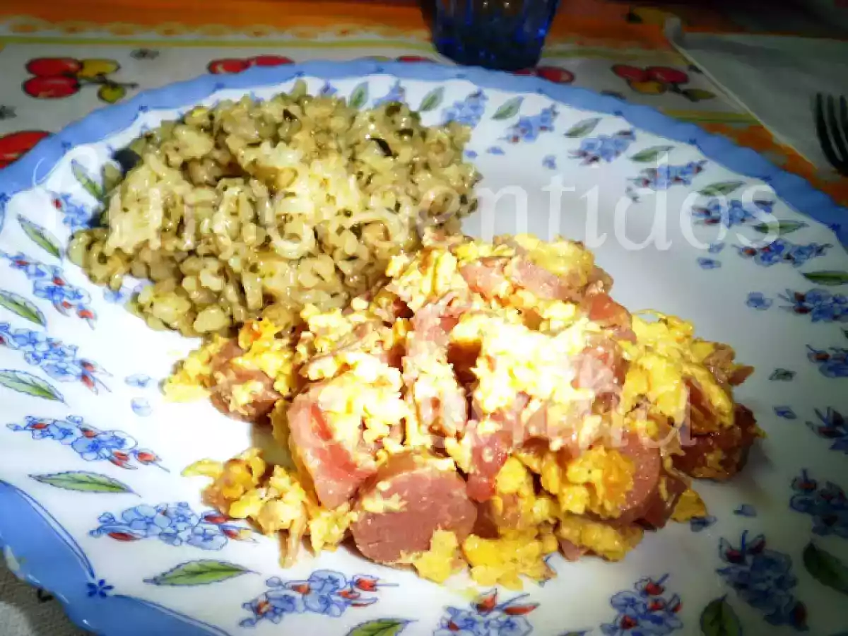 Ovos mexidos com salsichas, fiambre e queijo - foto 2