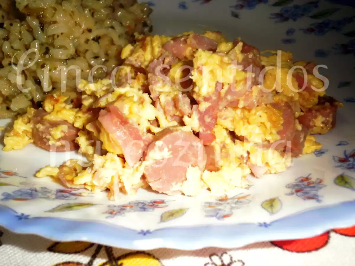 Ovos mexidos com salsichas, fiambre e queijo - foto 3