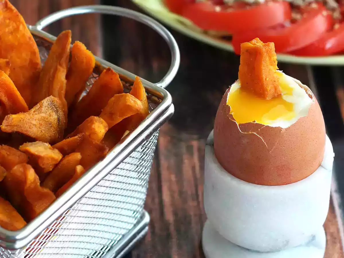 Ovos moles com fritas de batata doce