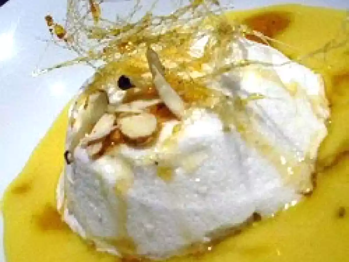 Ovos Nevados com farofa de amêndoas, por André Castro