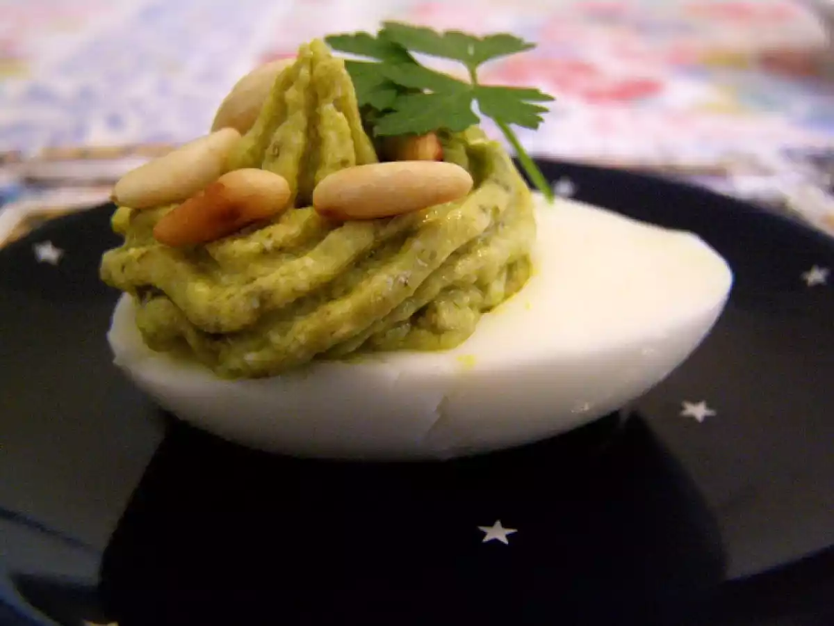 Ovos recheados com ricota e pesto