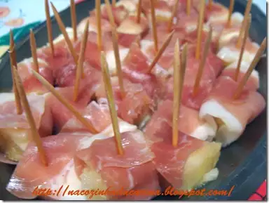 Palitos de abacaxi com presunto parma