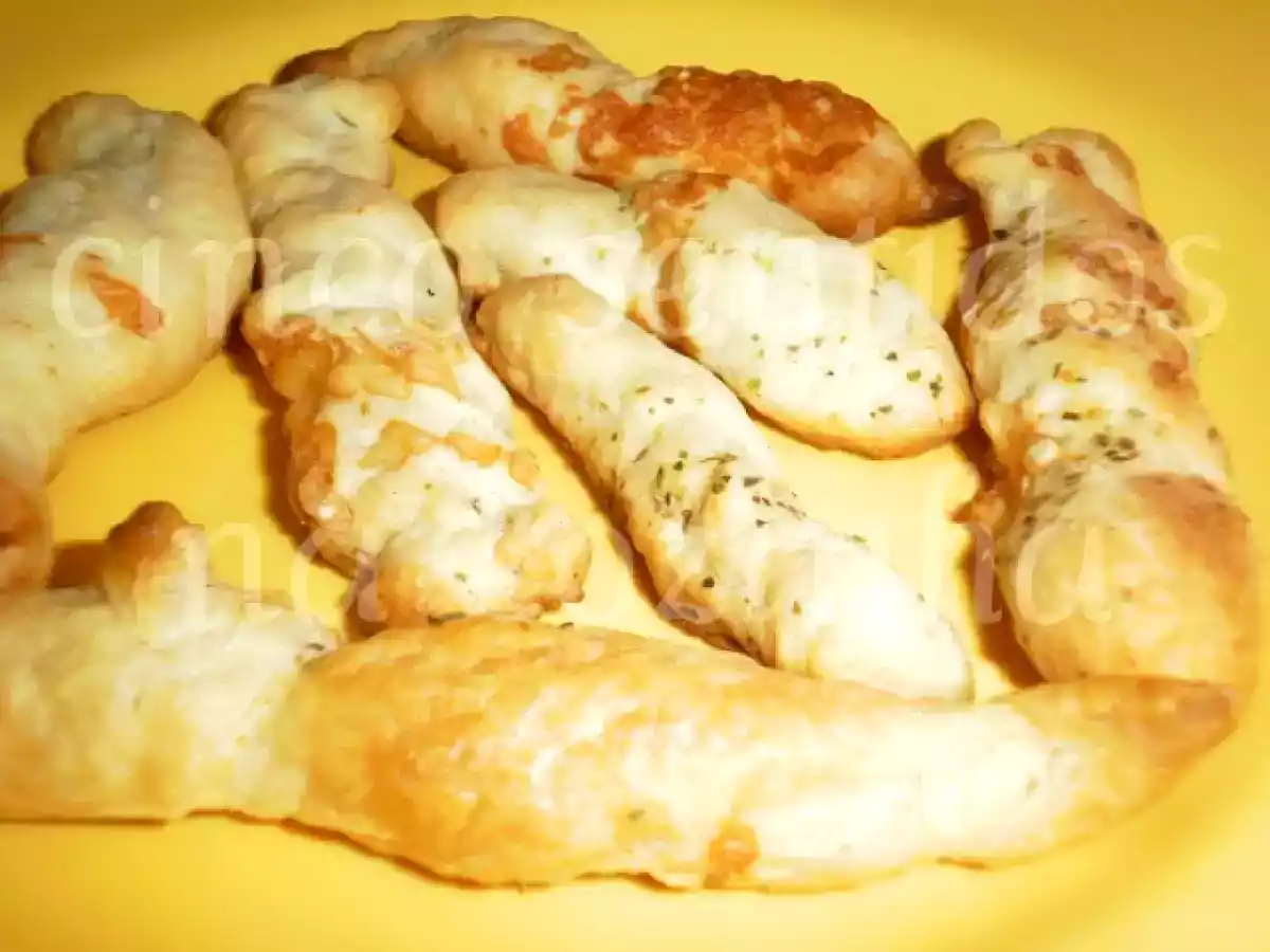 Palitos de queijo parmesão e oregãos em massa folhada - foto 2