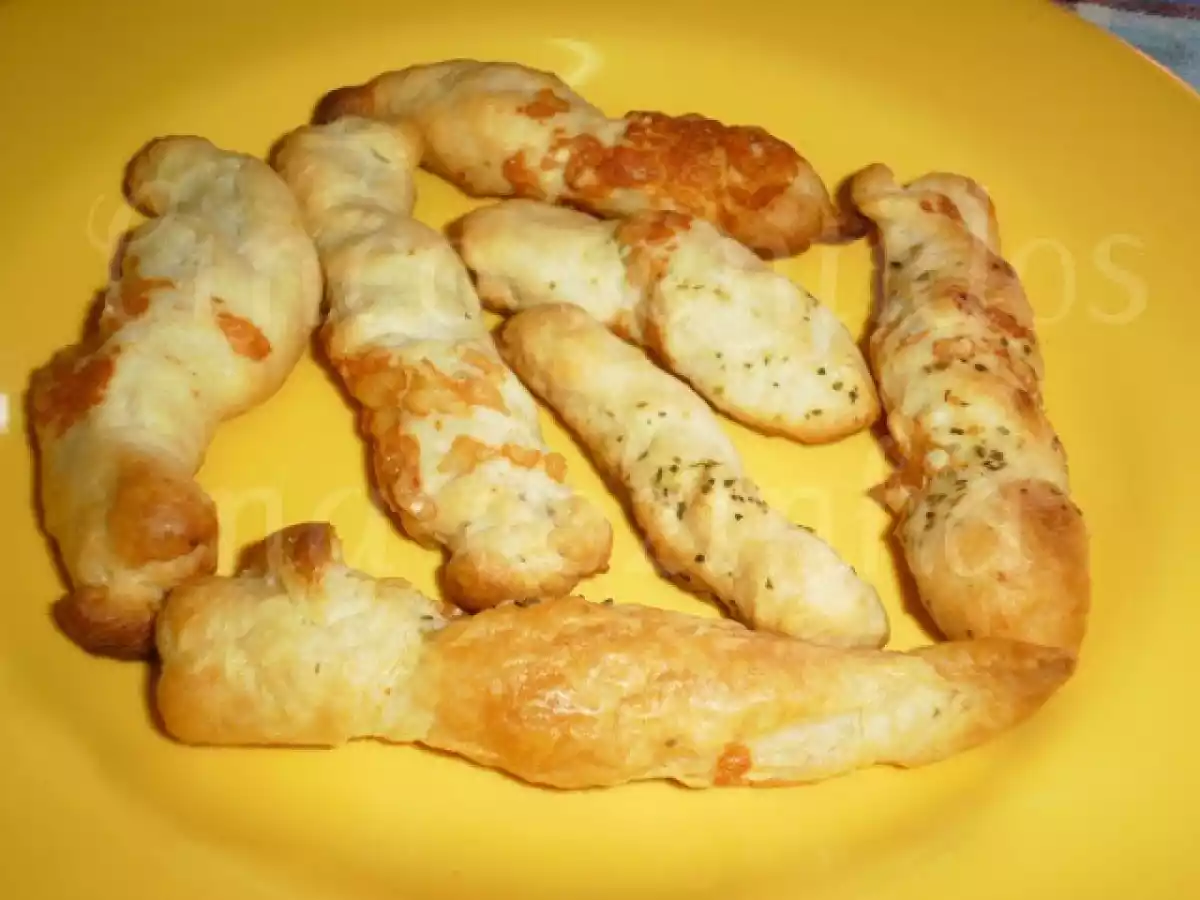 Palitos de queijo parmesão e oregãos em massa folhada - foto 3