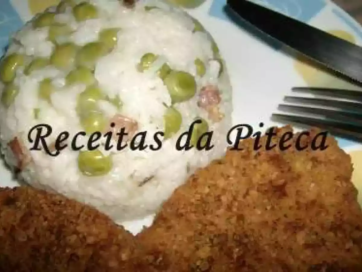 Panados de frango com arroz de ervilhas e bacon