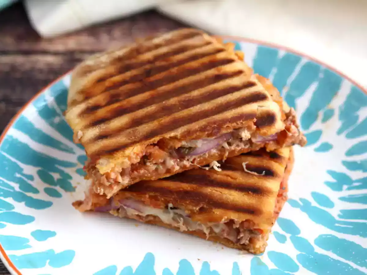 Panini de atum, tomate e alcaparra