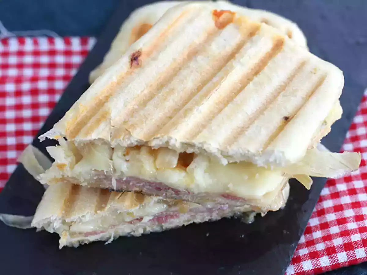 Panini de queijo (sanduíche tostex)