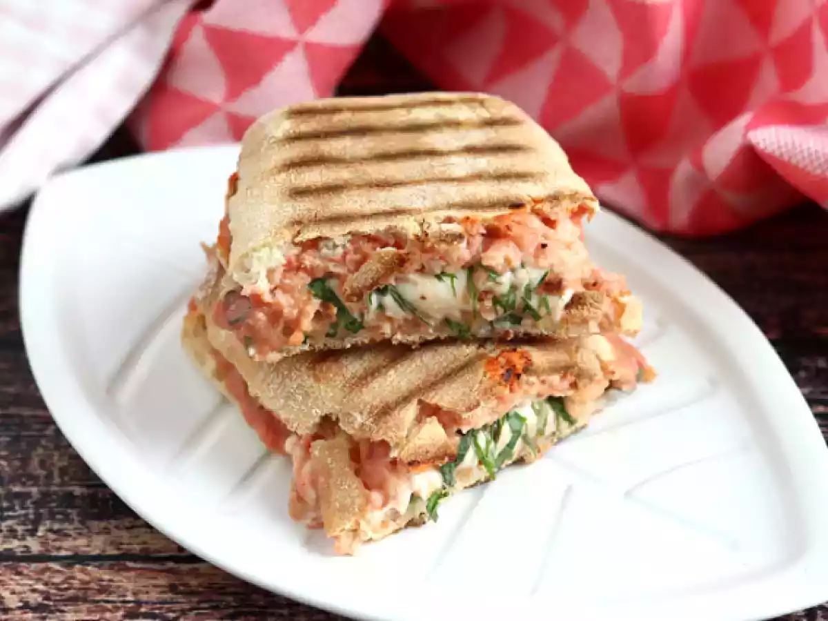 Panini de salmão, mozzarella e endro (aneto)