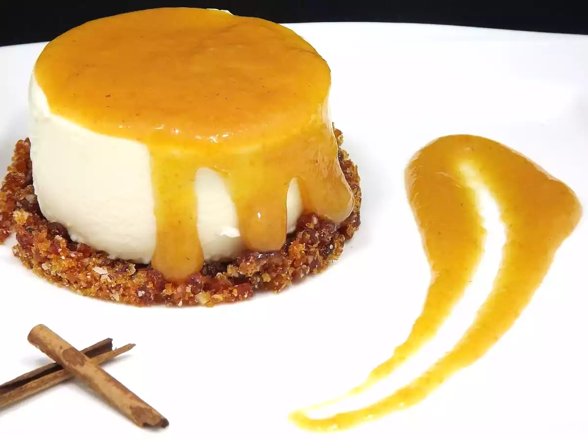 Panna cotta ao coulis de caqui e canela com praliné de castanha.