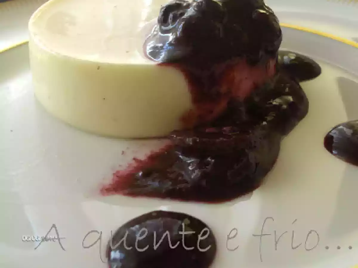 Panna Cotta com Calda de Frutos Vermelhos