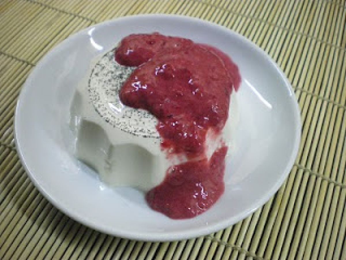 Panna cotta com molho de framboesa