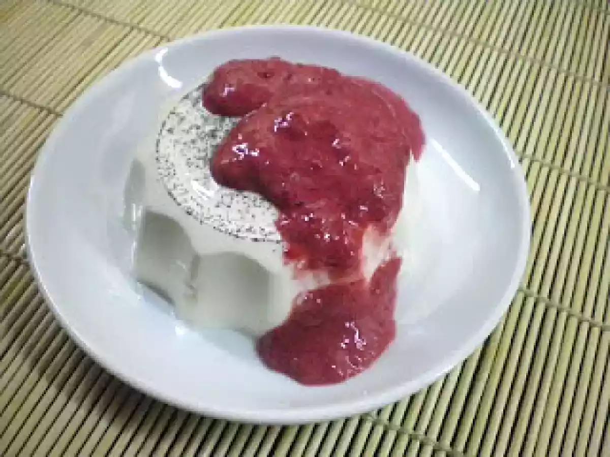 Panna cotta com molho de framboesa