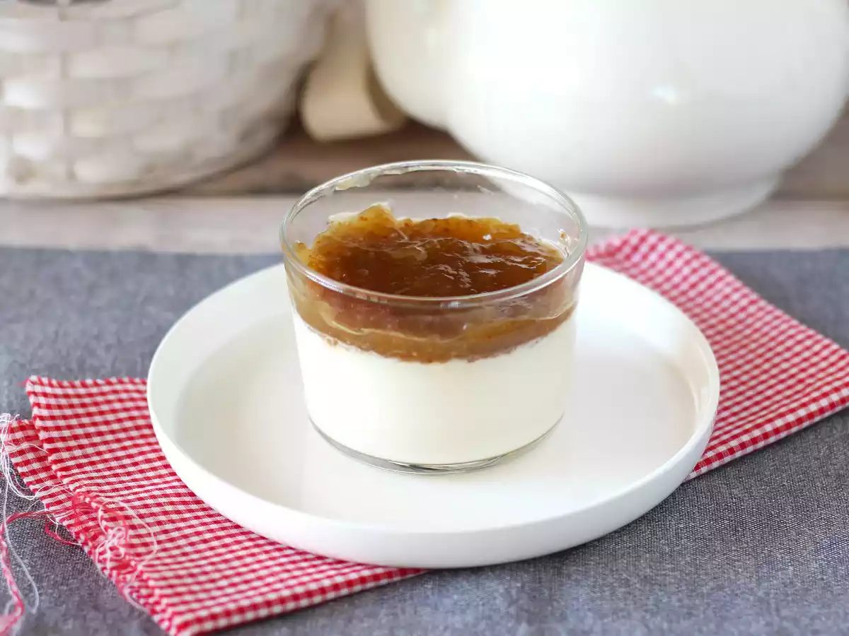 Panna cotta de baunilha com coulis de figo