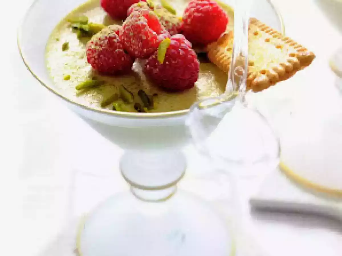 Panna cotta de chá verde com framboesas