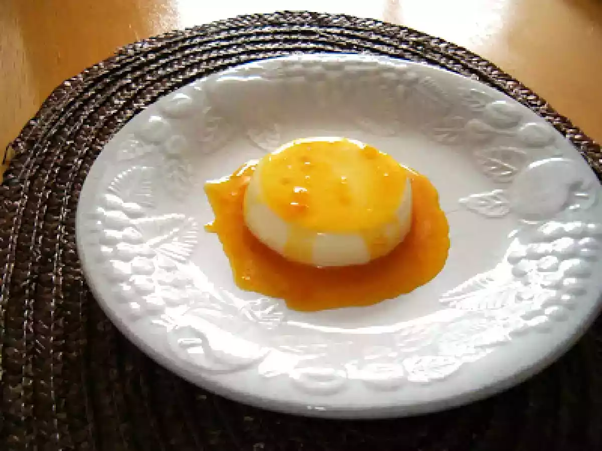 Panna Cotta de chocolate branco com coulis de laranja