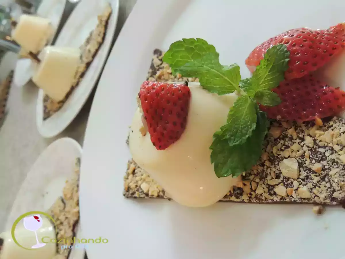 Panna Cotta de chocolate branco e champagne com morangos - foto 3