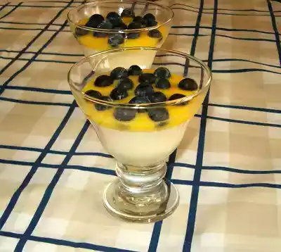 Panna cotta de limão e mirtilos - dia azul