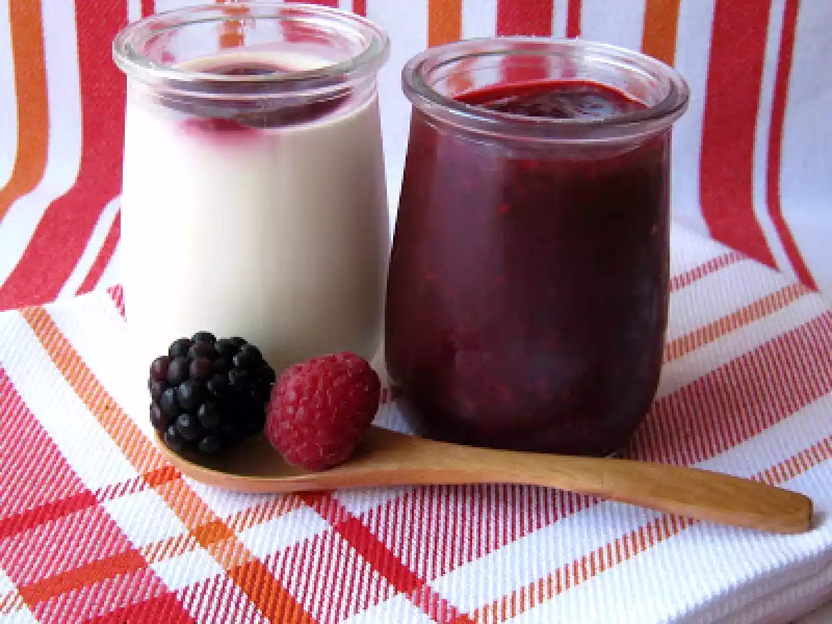 Panna Cotta de (Maria-Mole de) Coco e Coulis de Framboesas e Amoras