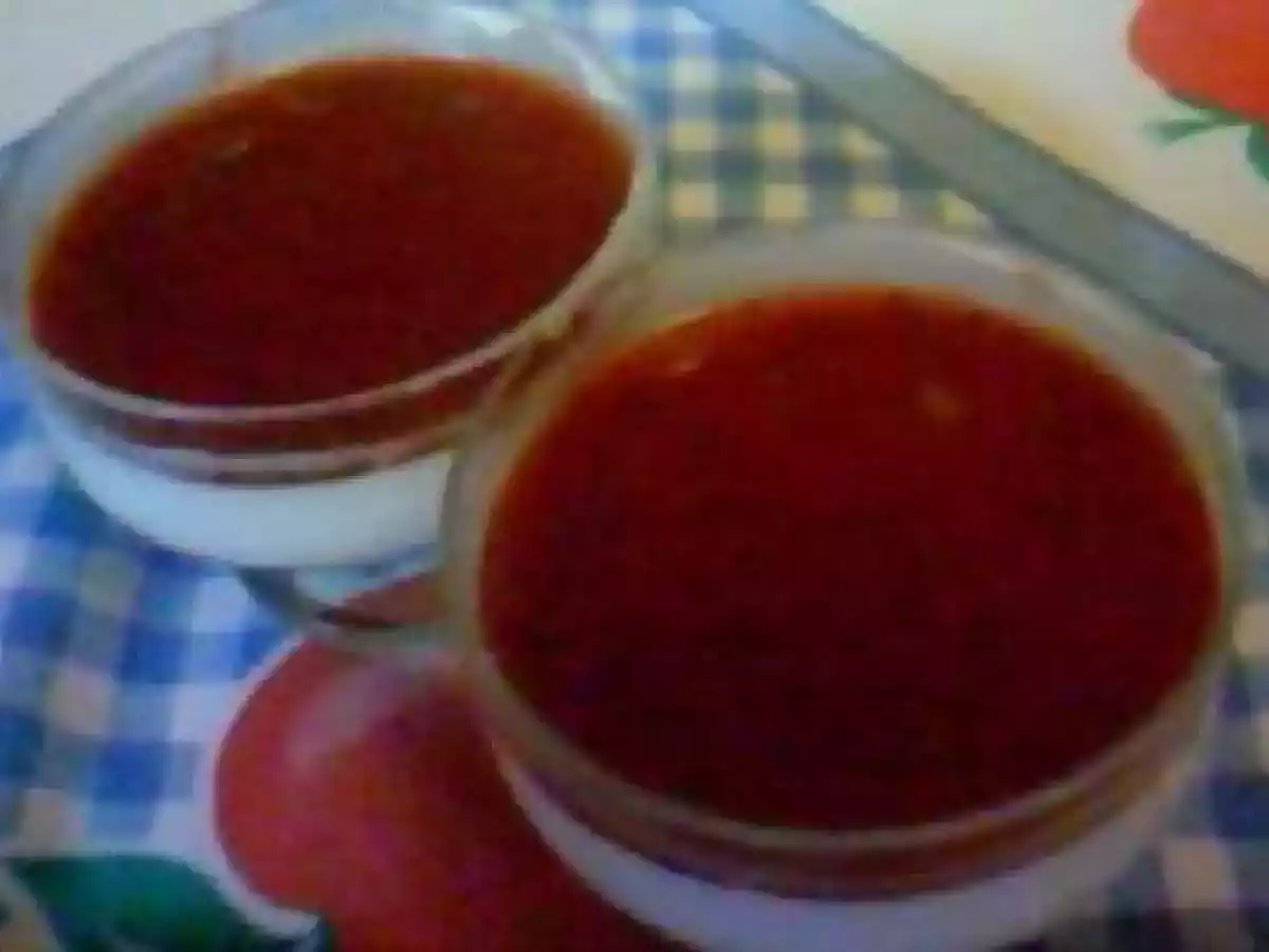 Pannacotta com doce de morango