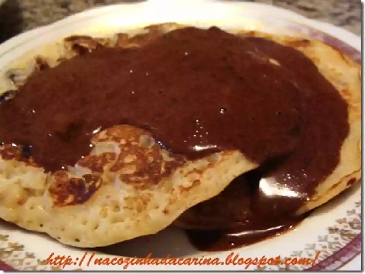 Panquecas de Banana e Passas com Calda de Chocolate ao Rum (sem açúcar!)