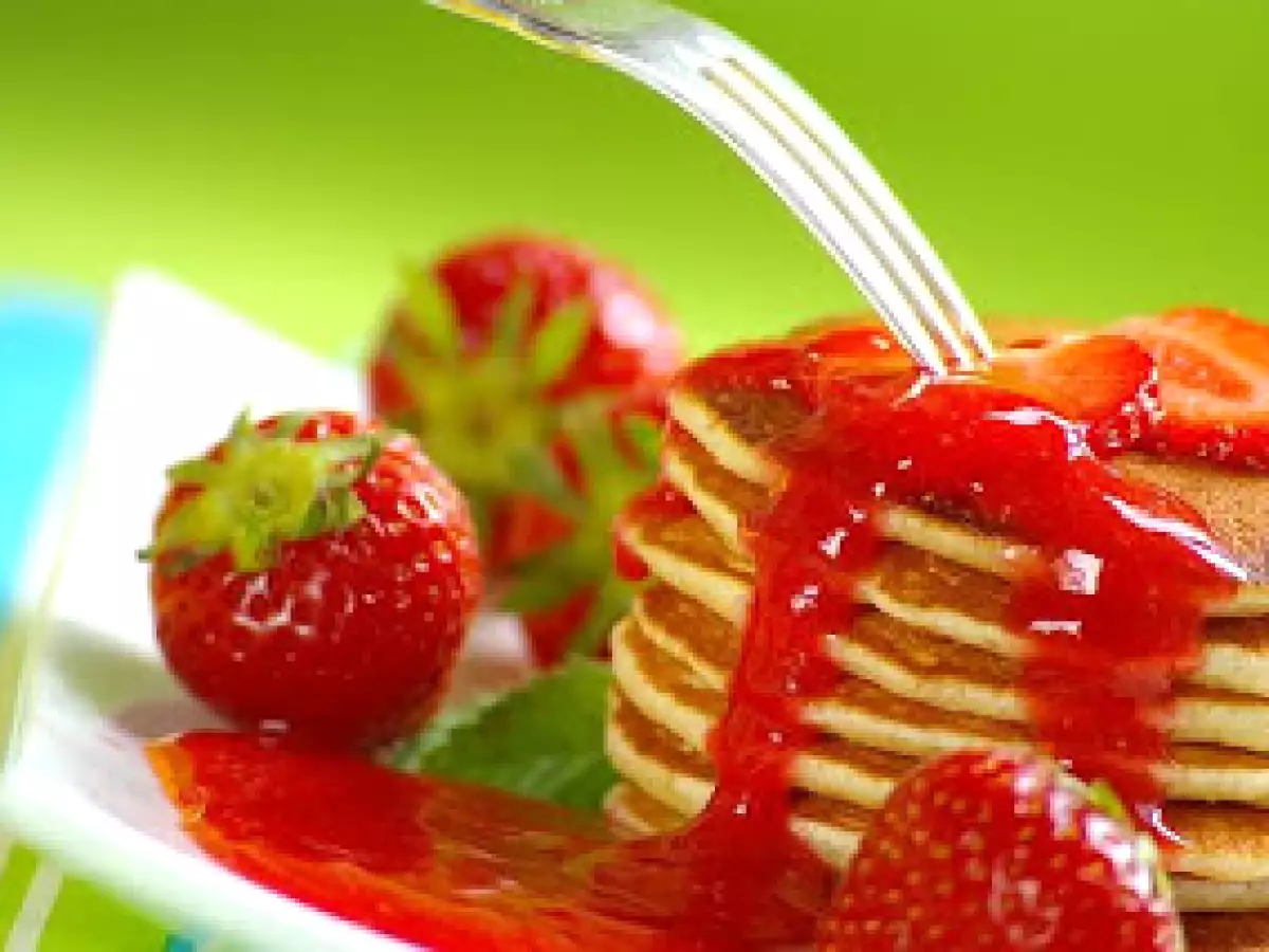 Panquecas doces com calda de morango - foto 3