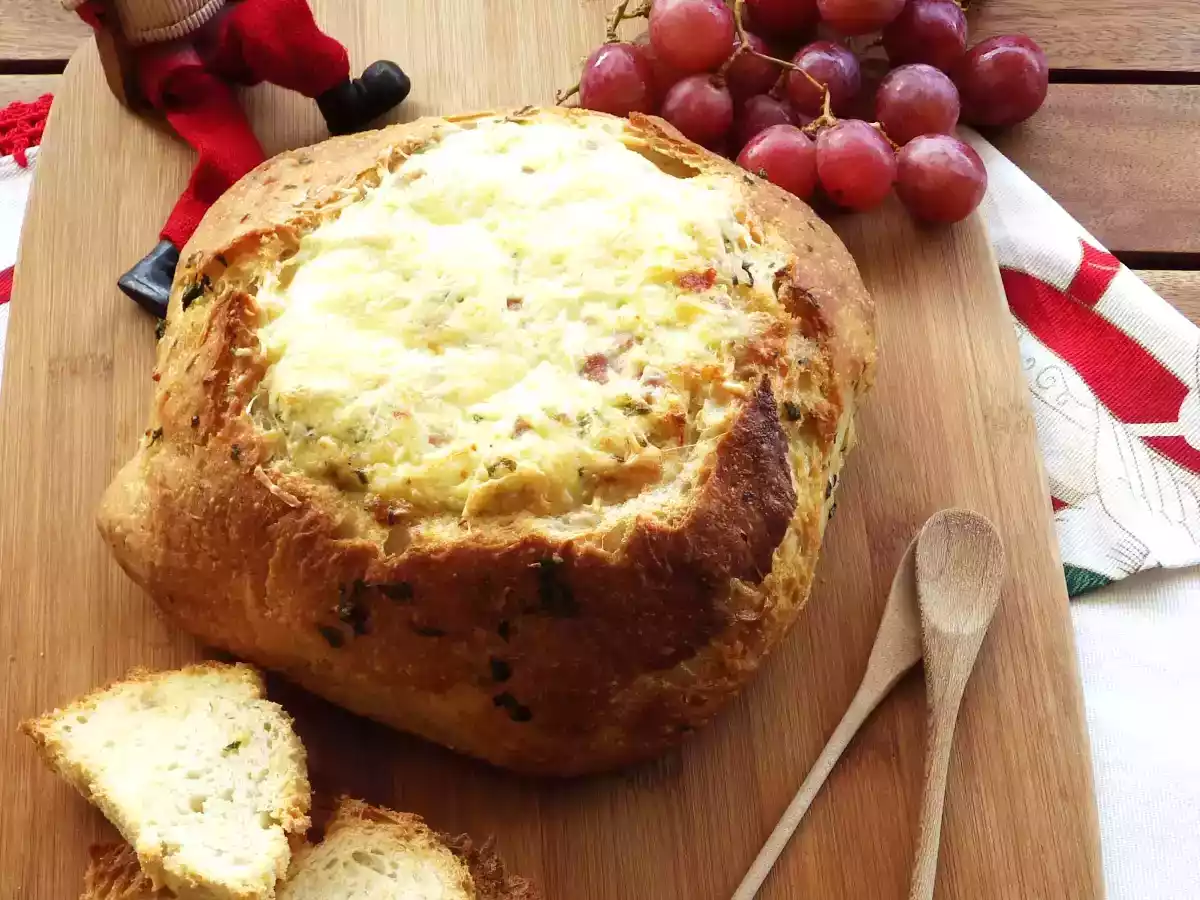 Pão alentejano recheado com queijo, linguiça & bacon