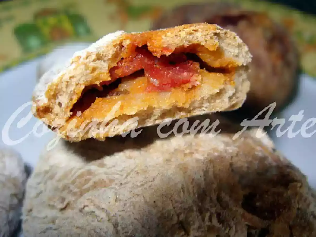 Pão com chouriço, bacon e queijo