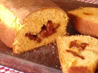 Pão com tomate seco e manjericão