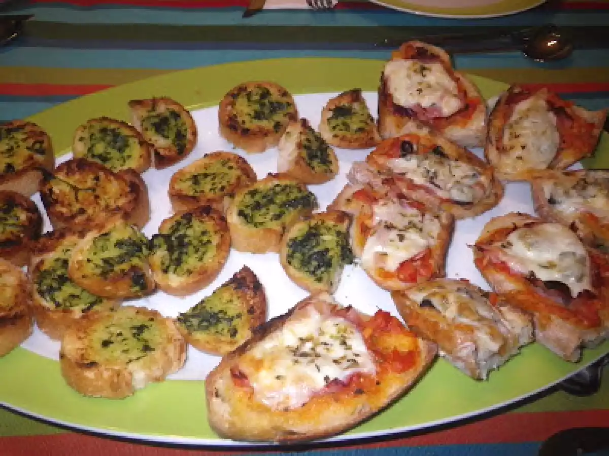 Pão de alho e brushetta para um jantar com amigos..