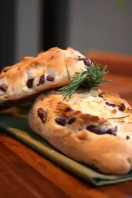 Pão de azeite com azeitona e alecrim