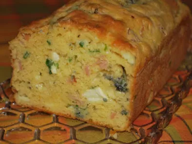 Pão de bacon e gorgonzola (Cake aux lardons et fromage bleu)