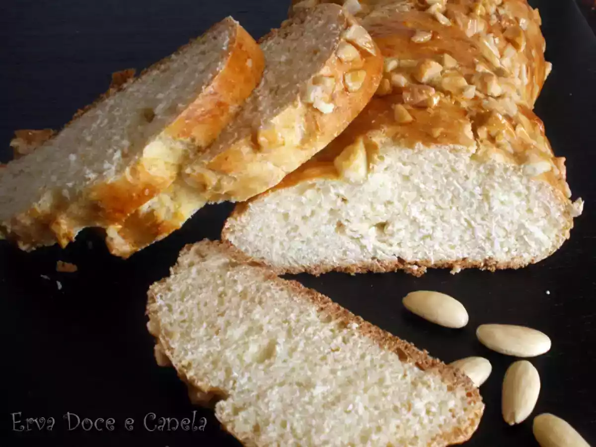 Pão de Iogurte com Amêndoas