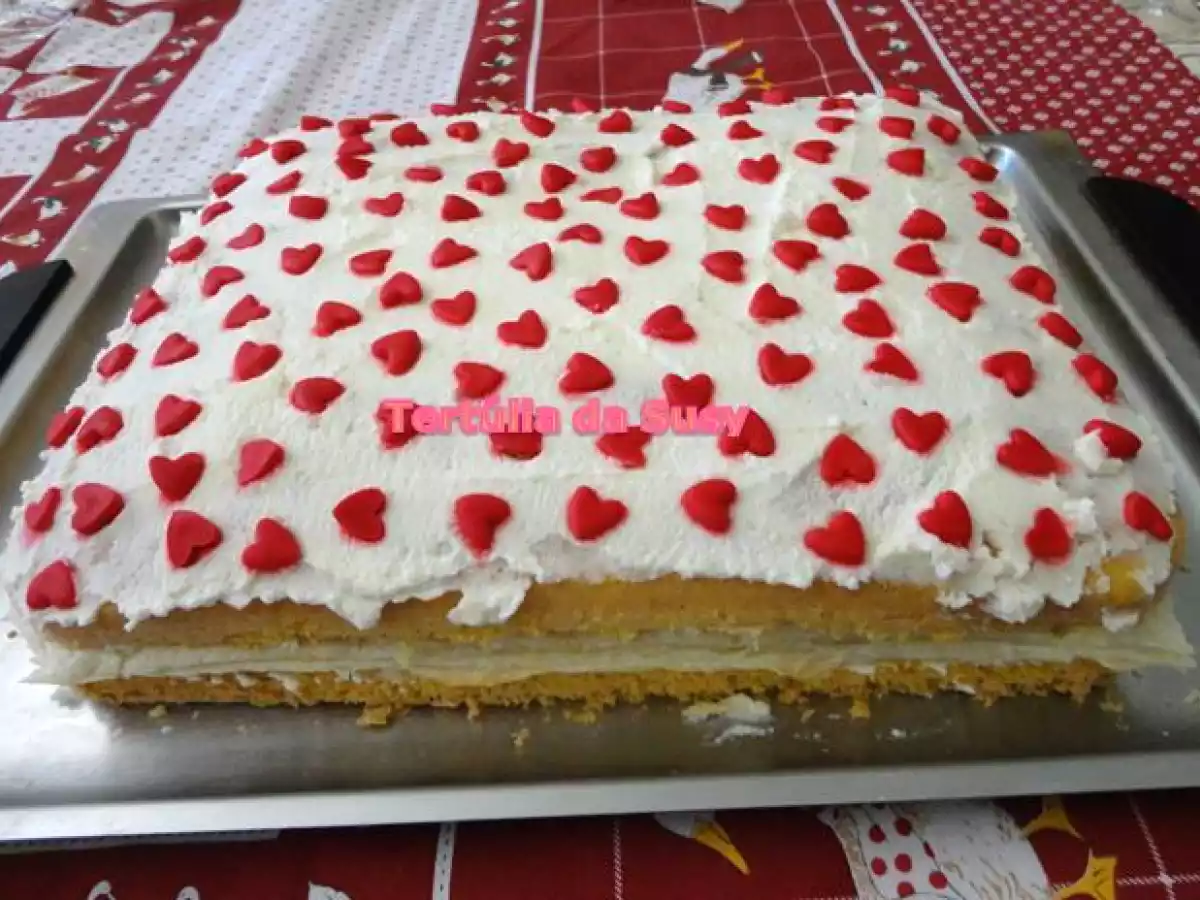 Pão de ló com recheio de massa folhada e morangos e cobertura de chantilly