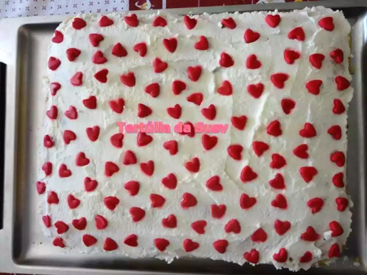 Pão de ló com recheio de massa folhada e morangos e cobertura de chantilly - foto 2