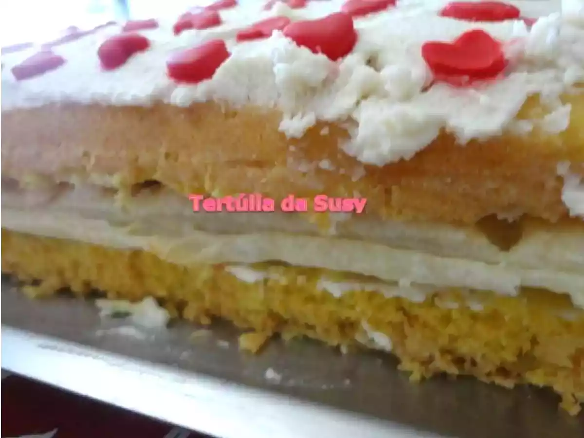 Pão de ló com recheio de massa folhada e morangos e cobertura de chantilly - foto 3
